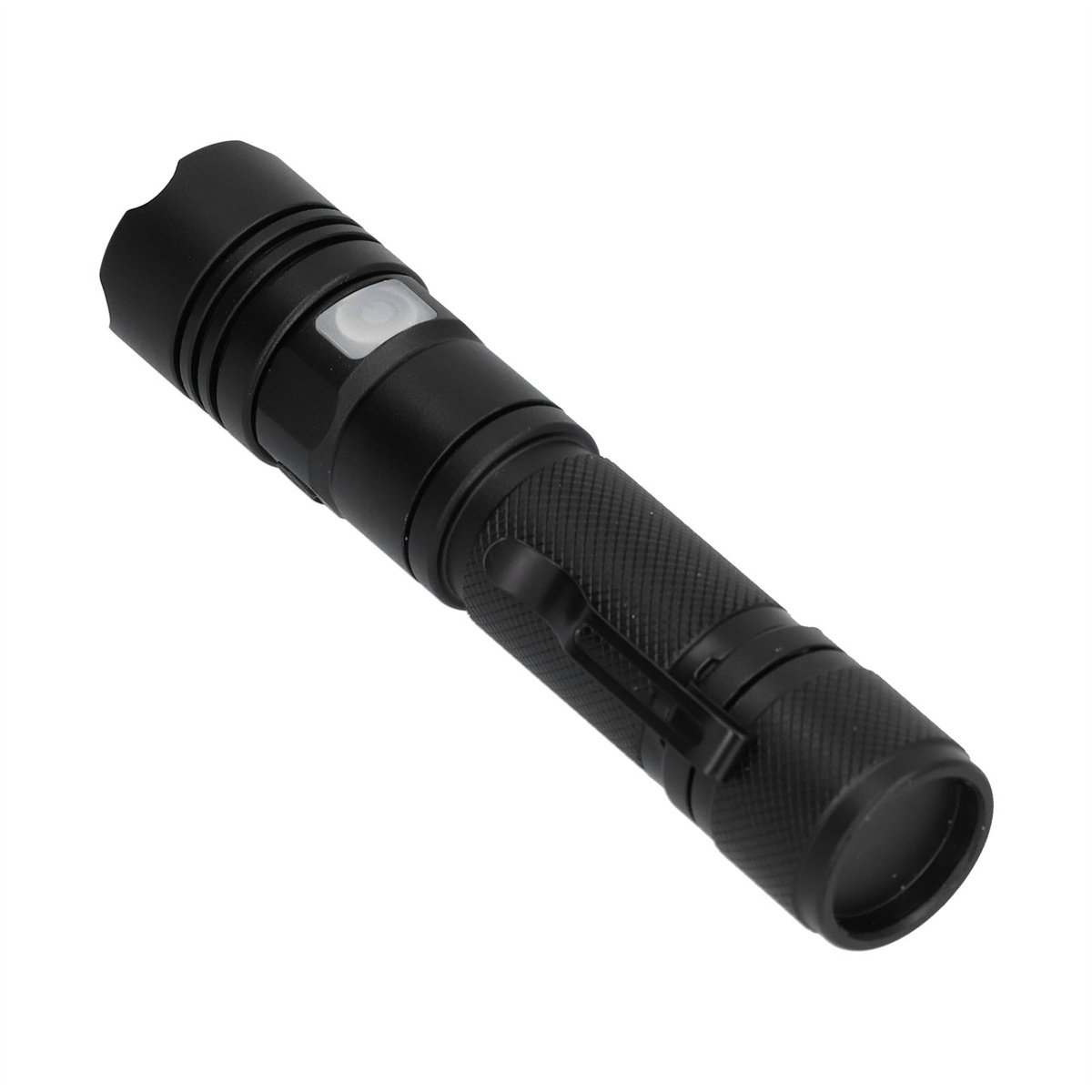 Schwarze Taschenlampe auf weißem Hintergrund, zum Betrachter geneigt.