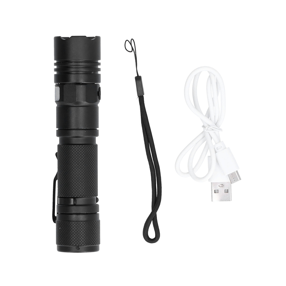 Schwarze Taschenlampe, Handschlaufe und weißes USB-Kabel. Alles auf weißem Hintergrund.