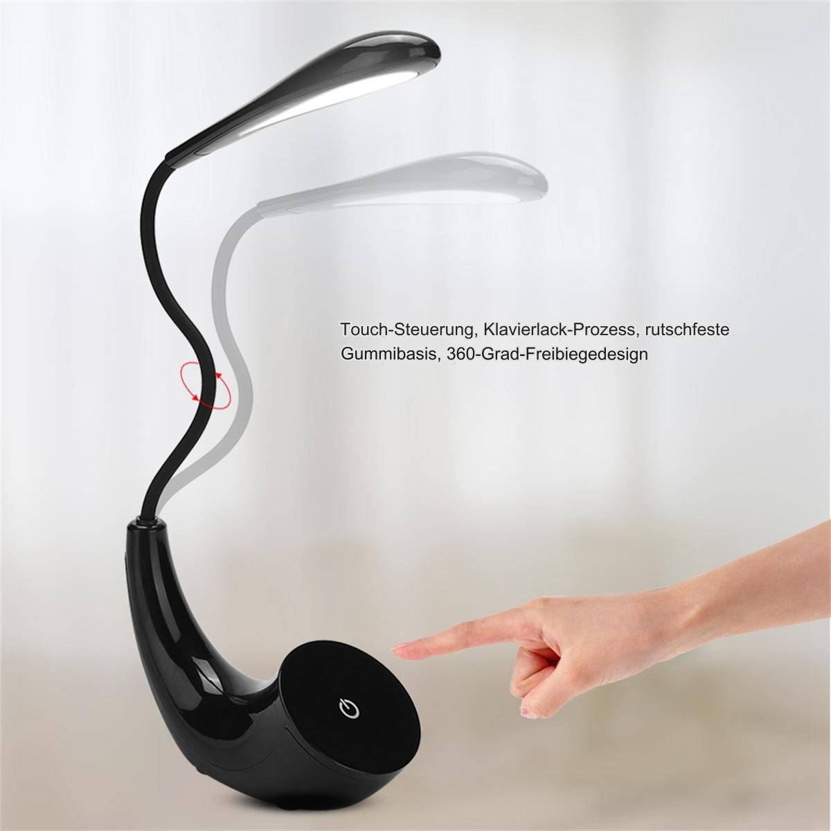 Eine schwarze, flexible Schreibtischlampe mit einem Finger, der auf den Einschaltknopf zeigt.
