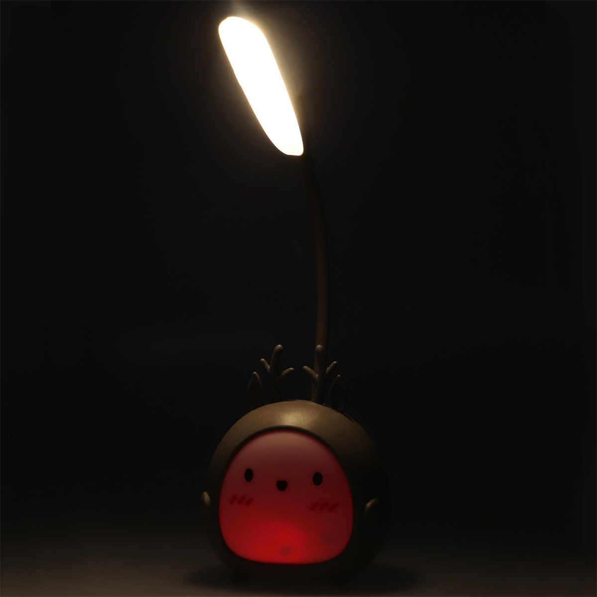 Cartoonartige Lampe mit Gesicht, Geweih und gebogenem Licht.