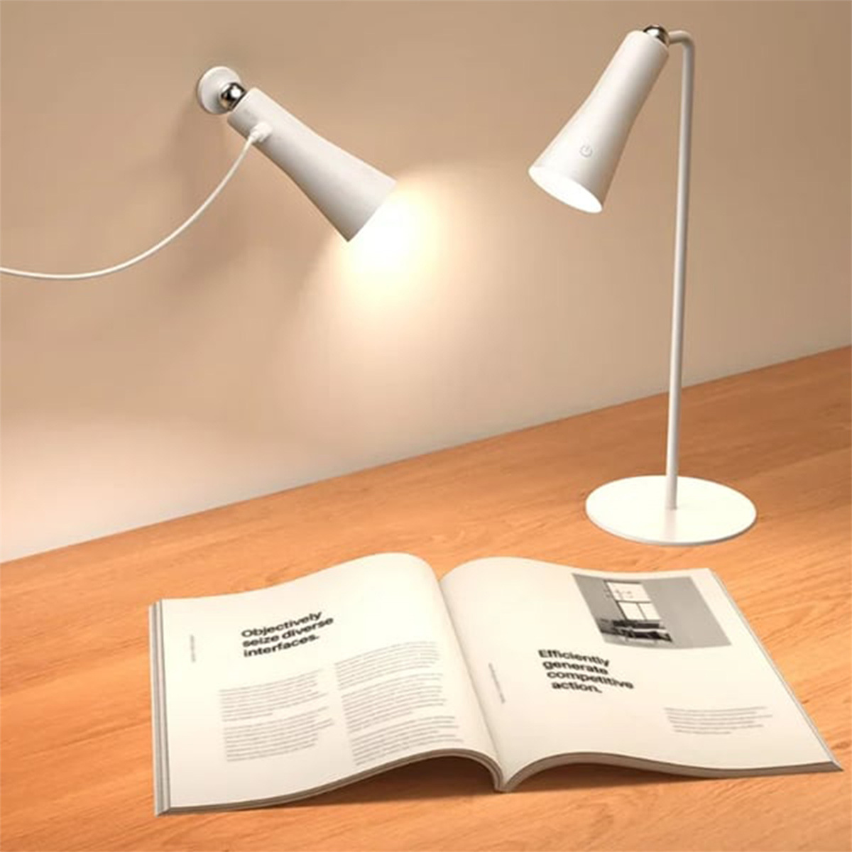 Zwei weiße Schreibtischlampen, eine an der Wand, die andere stehend, neben einem offenen Buch auf einem Holztisch.