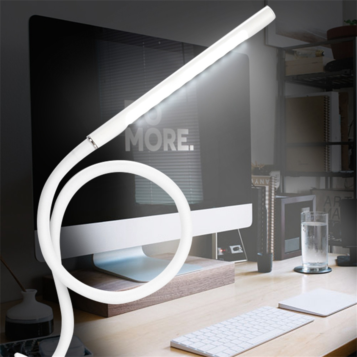 Weiße Schreibtischlampe mit flexiblem Hals, die Licht auf einen Schreibtisch mit Computer scheint.