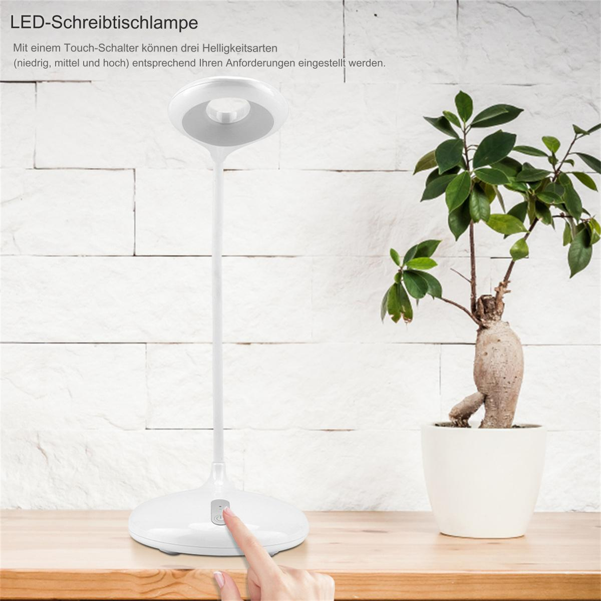 Weiße Schreibtischlampe mit einem Touch-Schalter. Eine Hand drückt den Schalter.