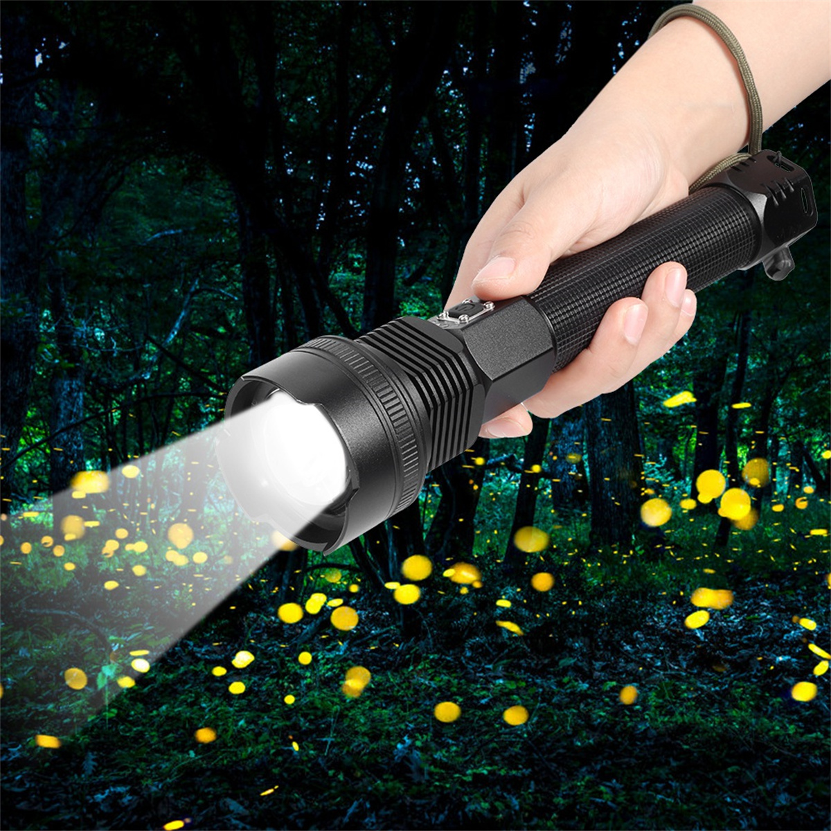Eine schwarze Taschenlampe beleuchtet einen Wald bei Nacht. Glühwürmchen sind im dunklen Hintergrund sichtbar.