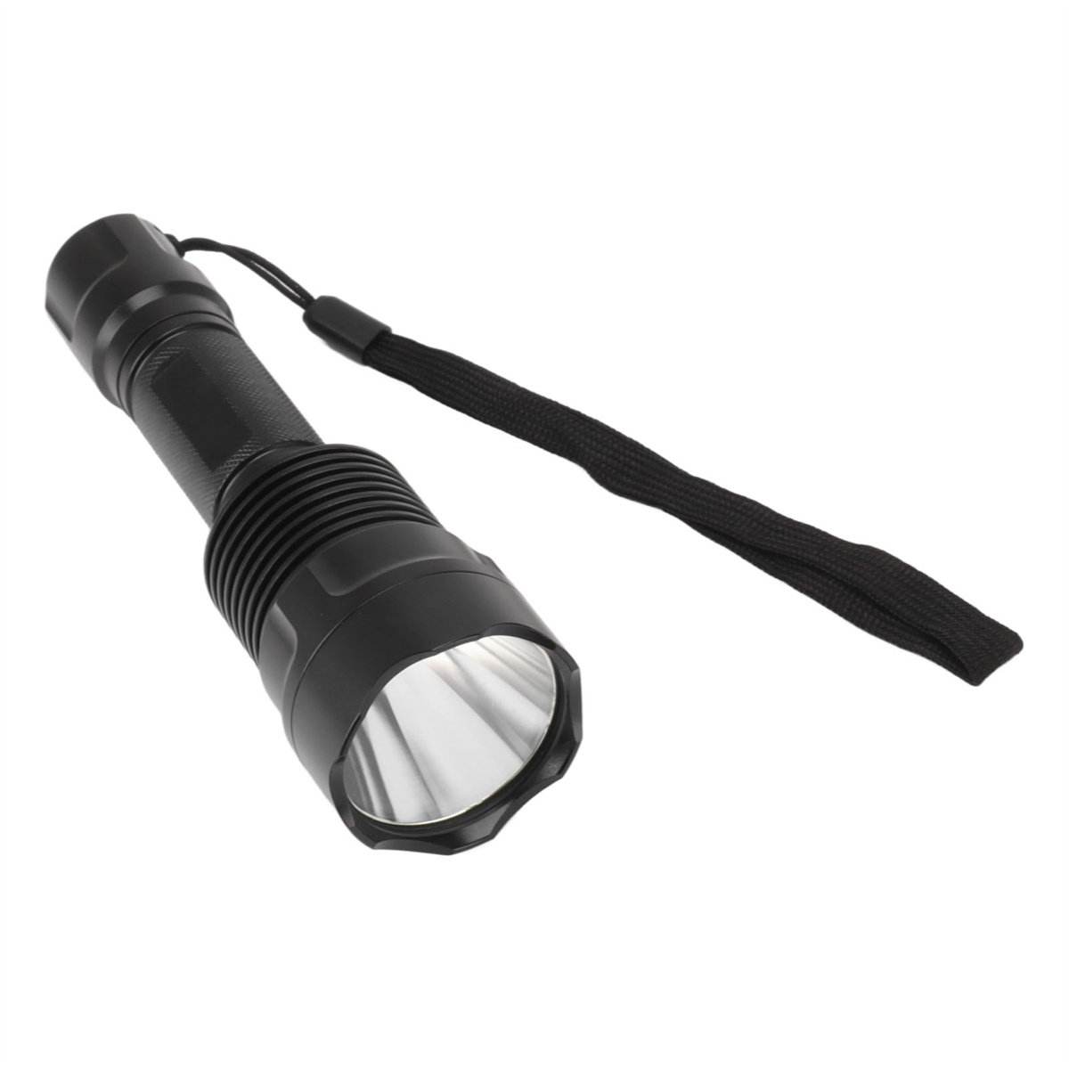 Schwarze Taschenlampe nach links geneigt. Eine Handschlaufe ist befestigt. Das Licht ist an.