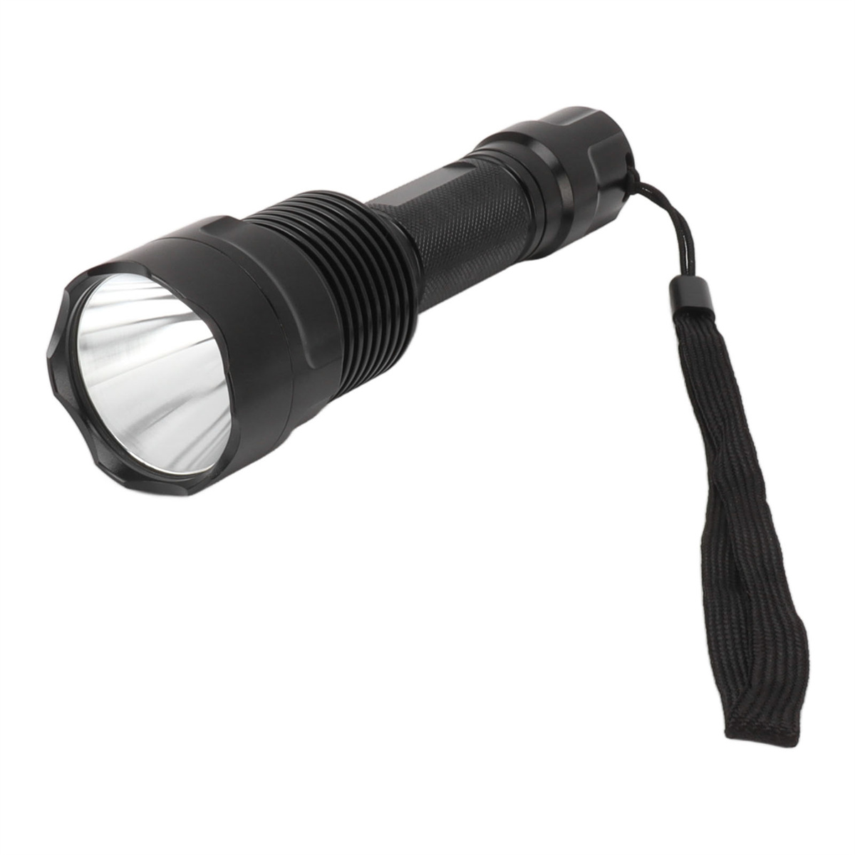 Schwarze Taschenlampe mit Handschlaufe, auf den Betrachter gerichtet, auf weißem Hintergrund.