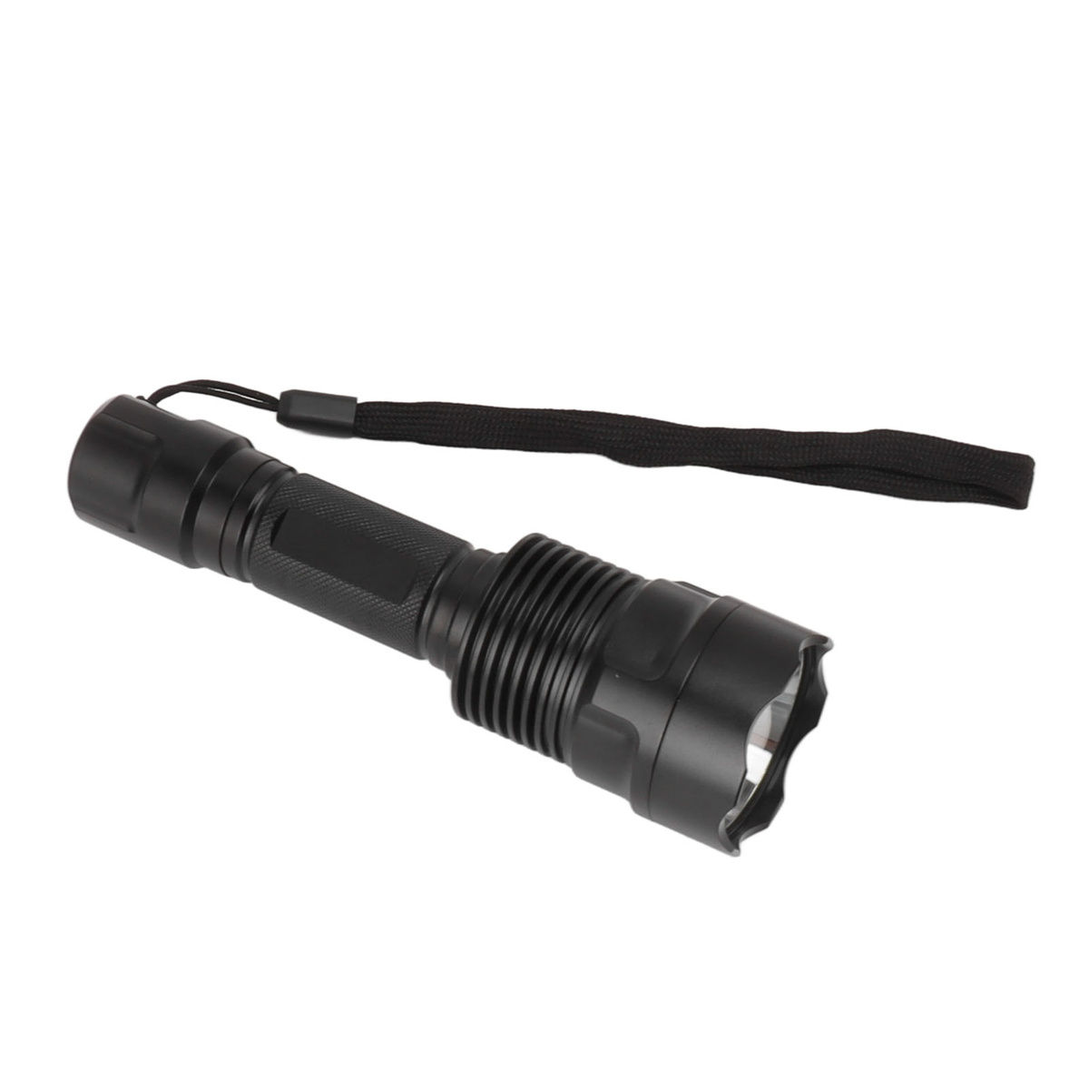 Schwarze Taschenlampe mit Handschlaufe vor weißem Hintergrund.