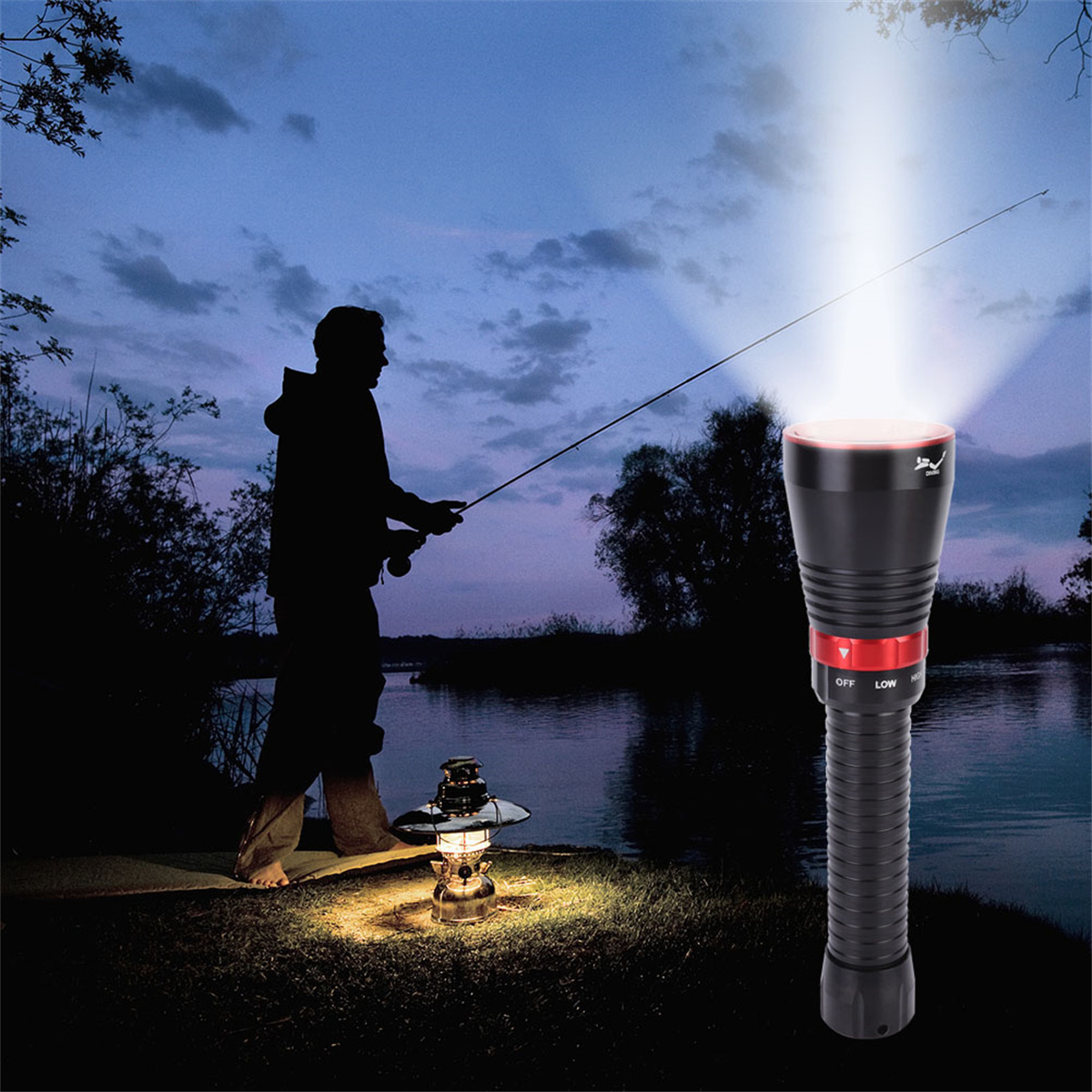 Eine schwarze Taschenlampe, die einen Lichtstrahl aussendet, neben einem Mann, der nachts fischt.