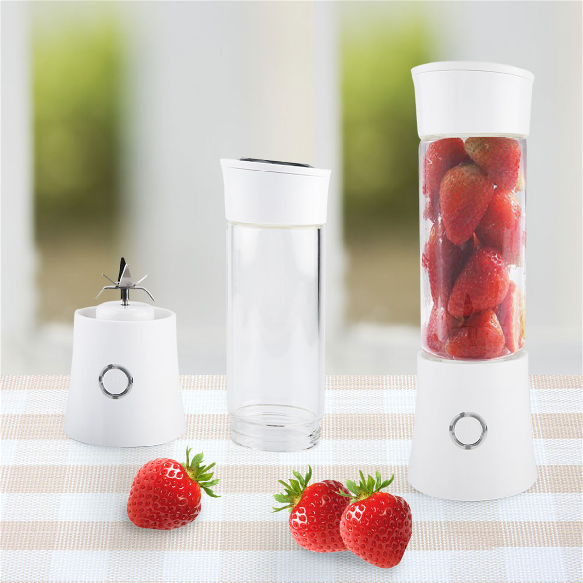 Mixer-Teile und Erdbeeren. Ein Mixer ist voller Beeren.