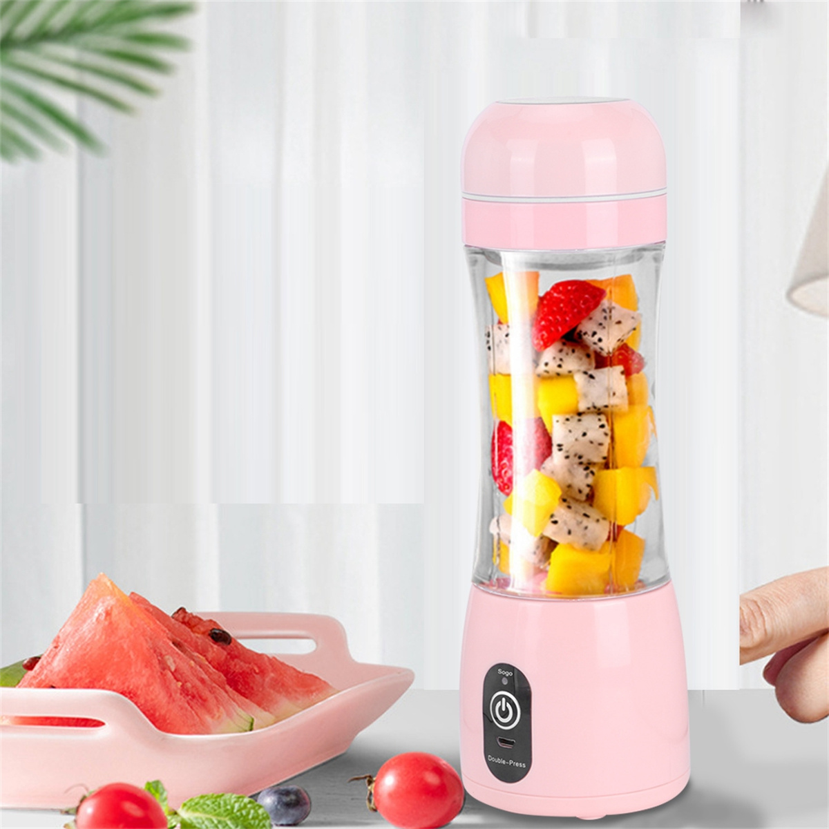 Rosa Mixer mit Früchten, Wassermelone und Tomaten. Weißer Hintergrund.