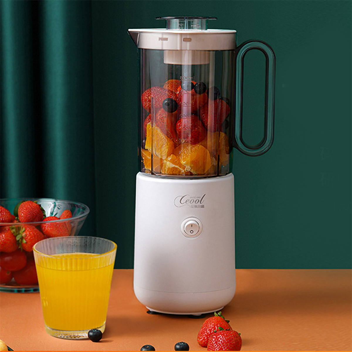 Mixer mit Früchten und ein Glas Saft. Erdbeeren, Orangen und Blaubeeren.