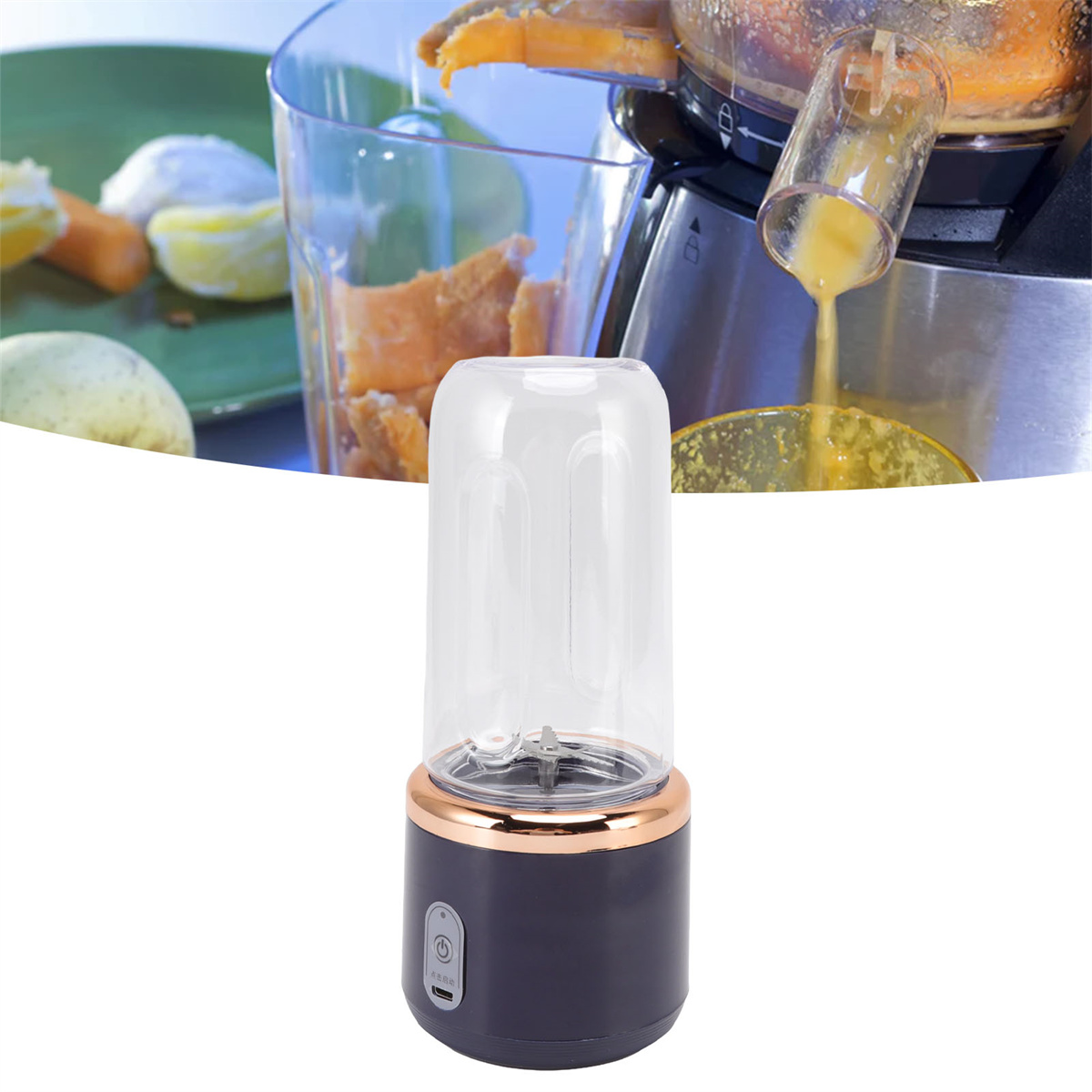 Ein Mixer mit transparentem Behälter, schwarzem Sockel mit Goldbesatz und einem Smoothie, der gegossen wird.