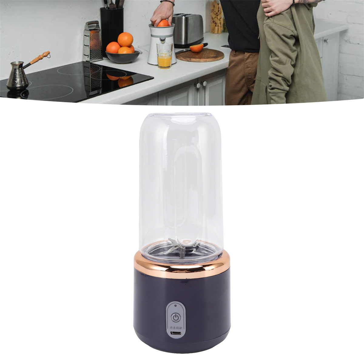 Mixer mit durchsichtigem Behälter und dunkler Basis. Küchenszene im Hintergrund mit Entsafter und Orangen.