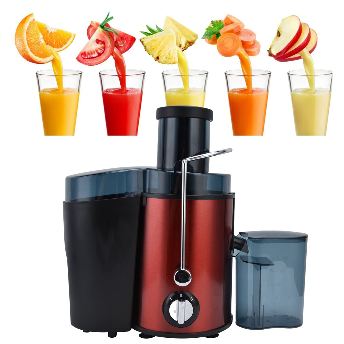 Saft wird in Gläser gegossen. Frisches Obst wird in die Gläser gegossen. Entsafter ist sichtbar.