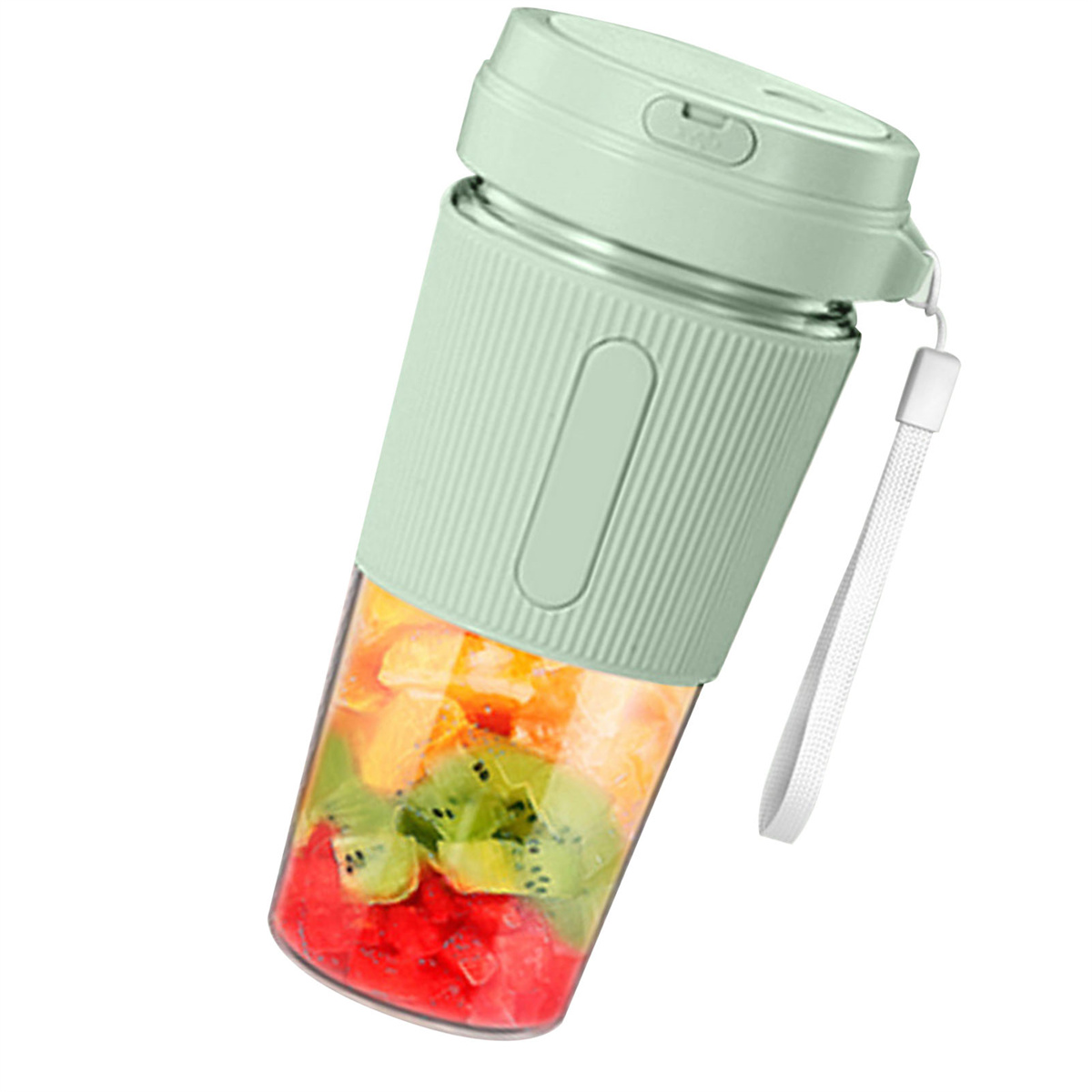 Grüner und durchsichtiger tragbarer Mixer mit Früchten. Weißer Riemen. Schrägaufnahme auf weißem Grund.