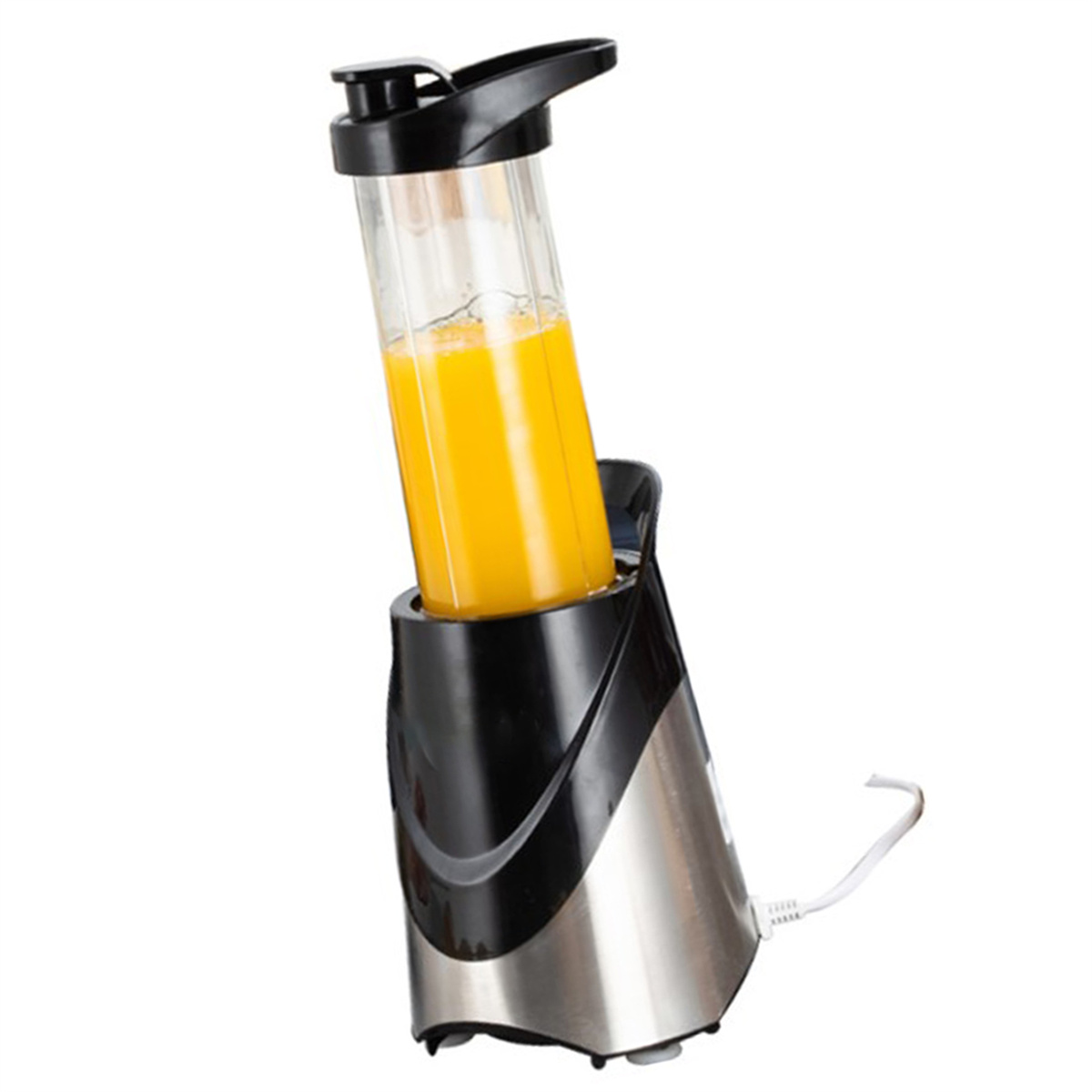 Orangensaft in einem Mixer. Der Mixer ist schwarz und silber.