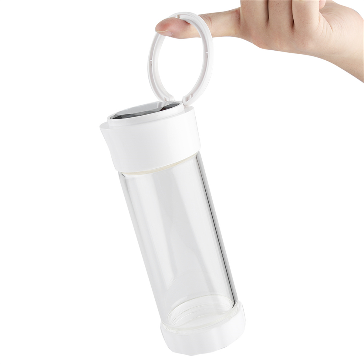 Weiße Flasche mit klarem Körper, gehalten von einer Hand. Der Deckel ist offen.