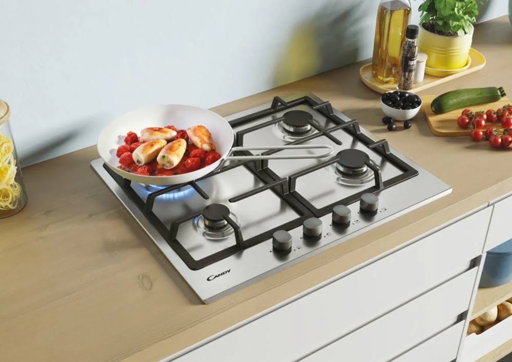 Una scena di cucina con un piano cottura e cibo che cuoce in una padella.