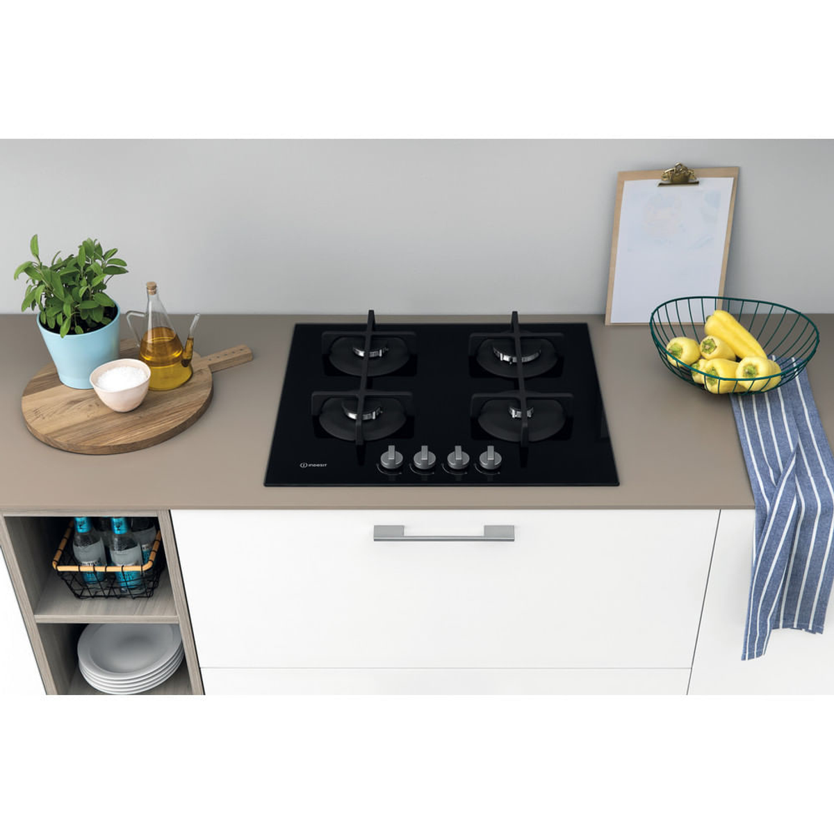 Cucina con piano cottura a gas, cibo e appunti.
