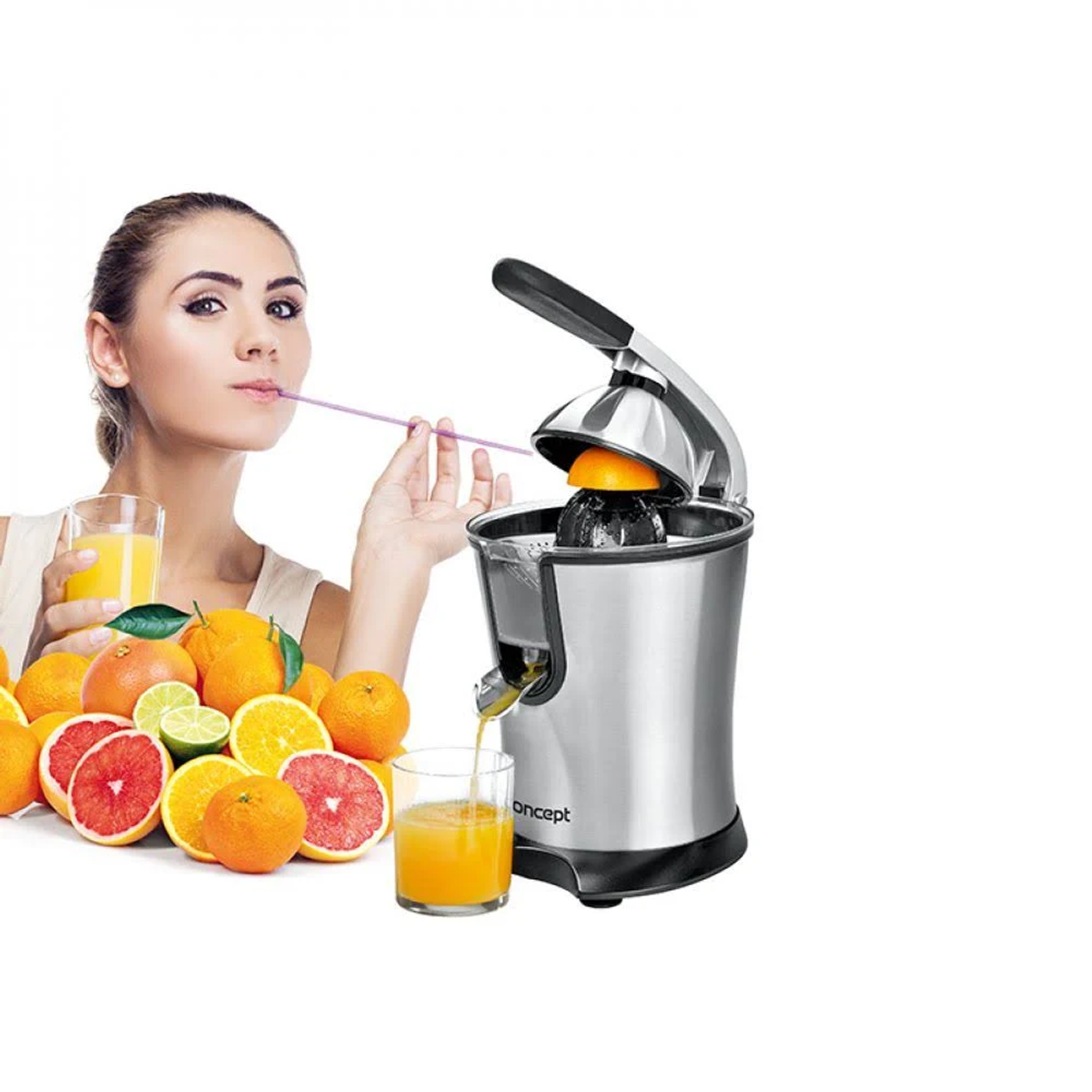 Mujer bebiendo zumo con pajita junto a naranjas y exprimidor.