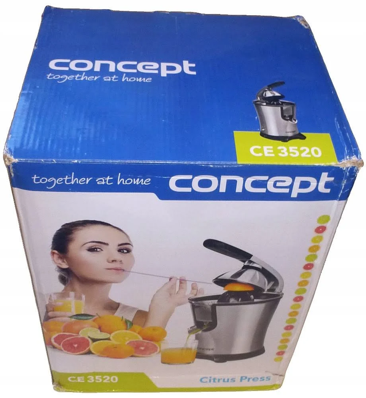 Caja de exprimidor de cítricos Concept. Mujer bebiendo zumo, naranjas y el exprimidor visible.