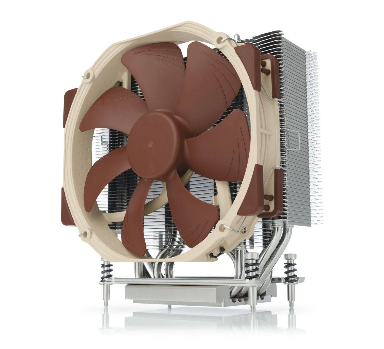 Brązowy i beżowy wentylator chłodzenia procesora. Ma duży wentylator i radiator.