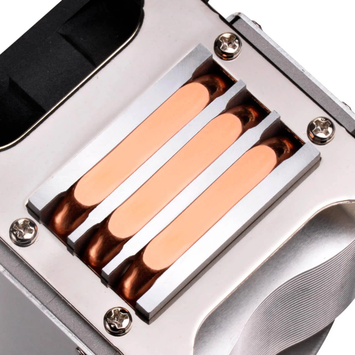 Primo piano di un dissipatore per computer. Tubi di calore in rame tra alette metalliche argentate.