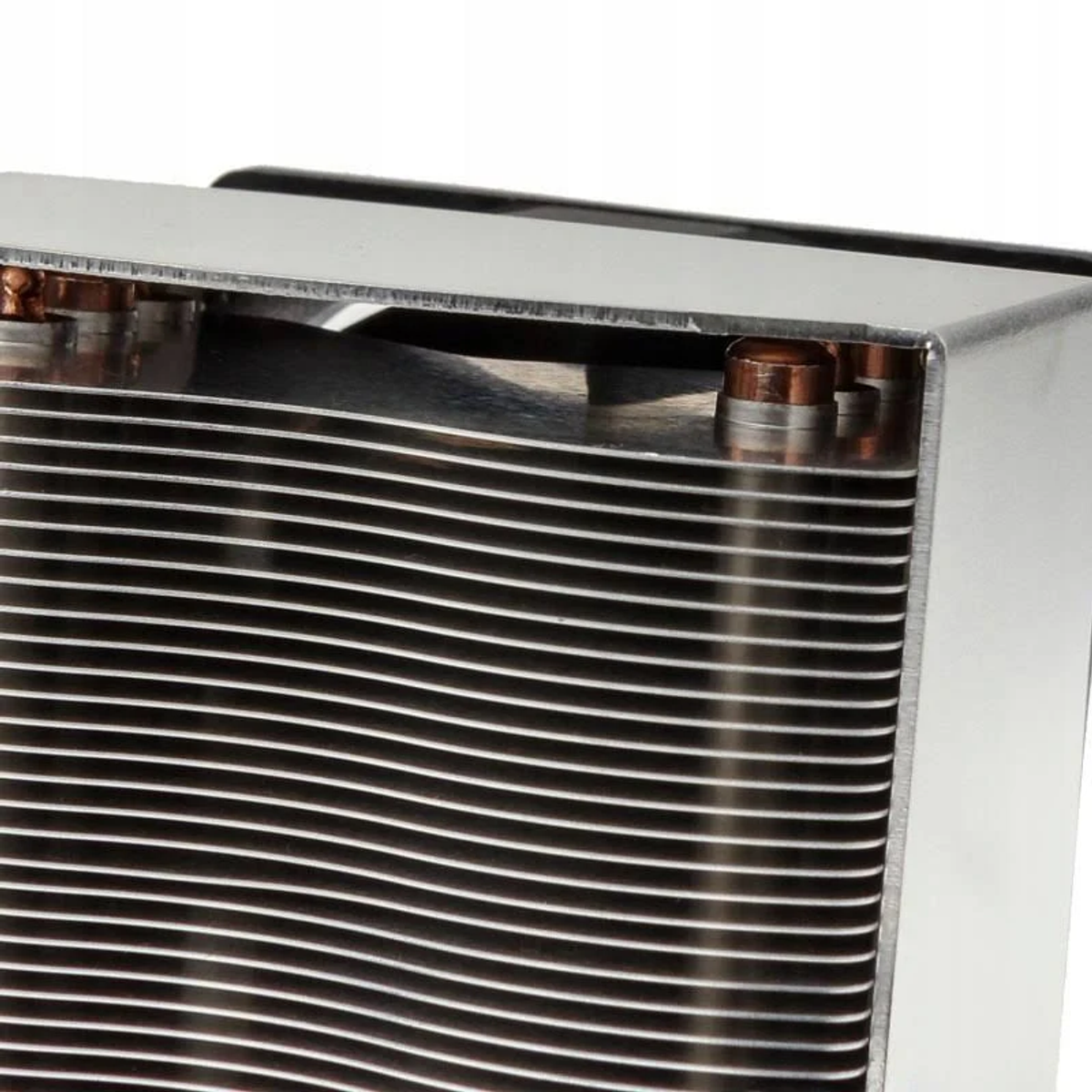 Primo piano di un dissipatore di calore per computer con tubi di rame e alette di alluminio.