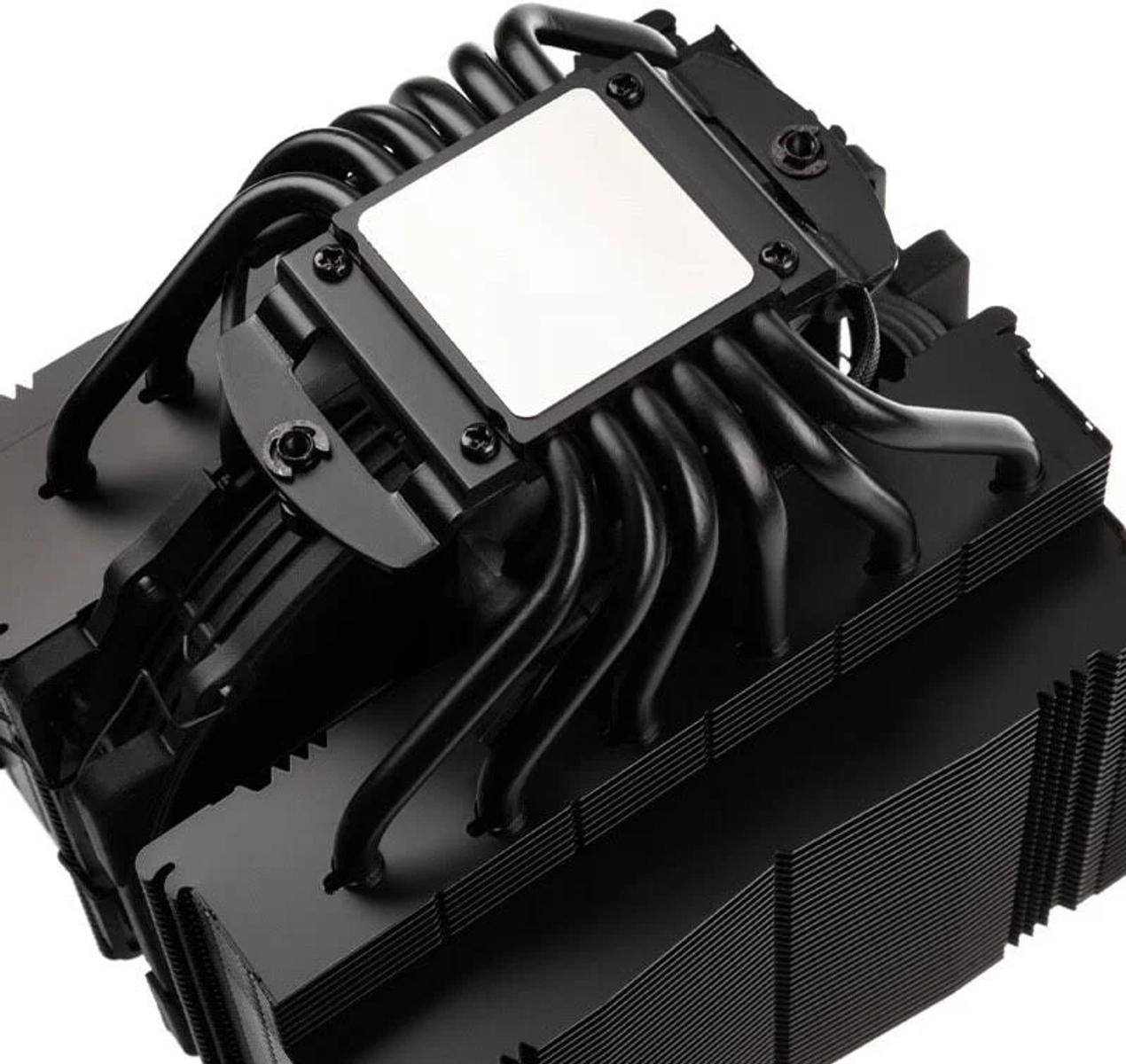 Czarny cooler CPU z wieloma czarnymi rurkami. Kwadratowa metalowa płyta na górze.