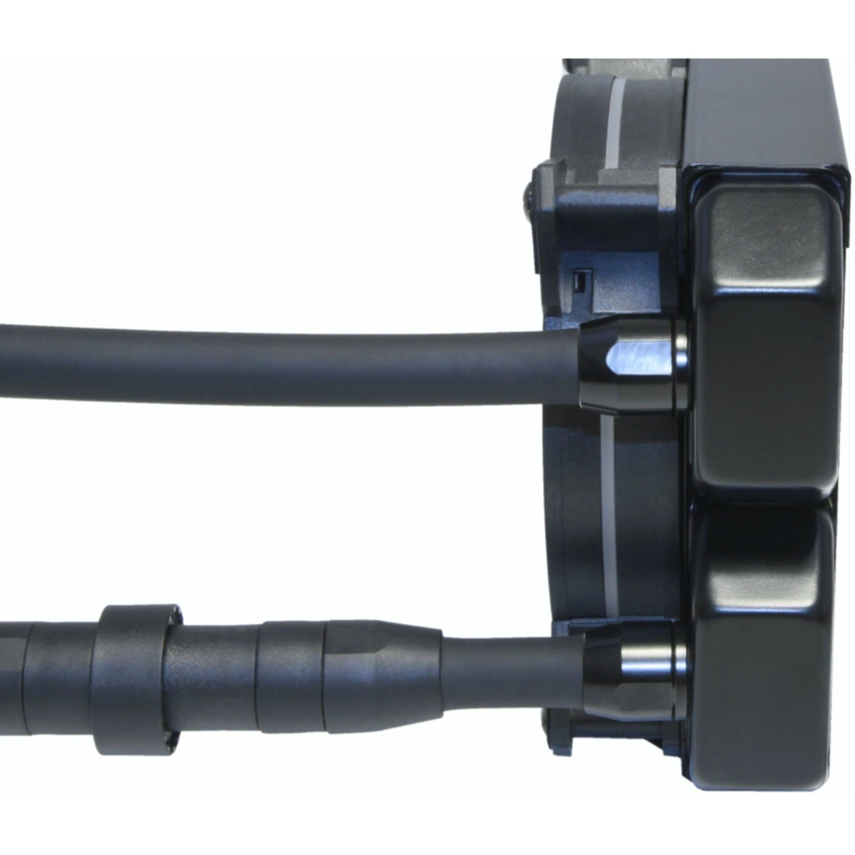 Zbliżenie czarnych rur i złączek, część systemu chłodzenia, na białym tle.