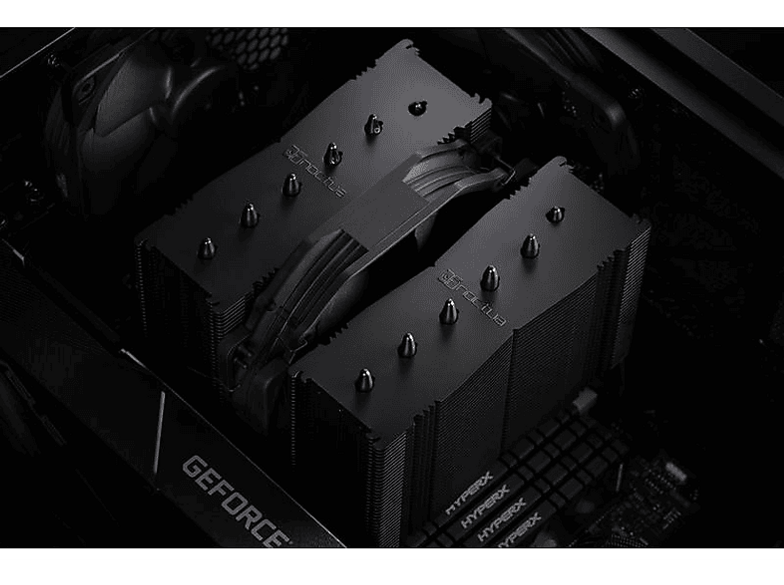 Czarny cooler CPU z wieloma żeberkami i rurkami cieplnymi, w obudowie komputera.