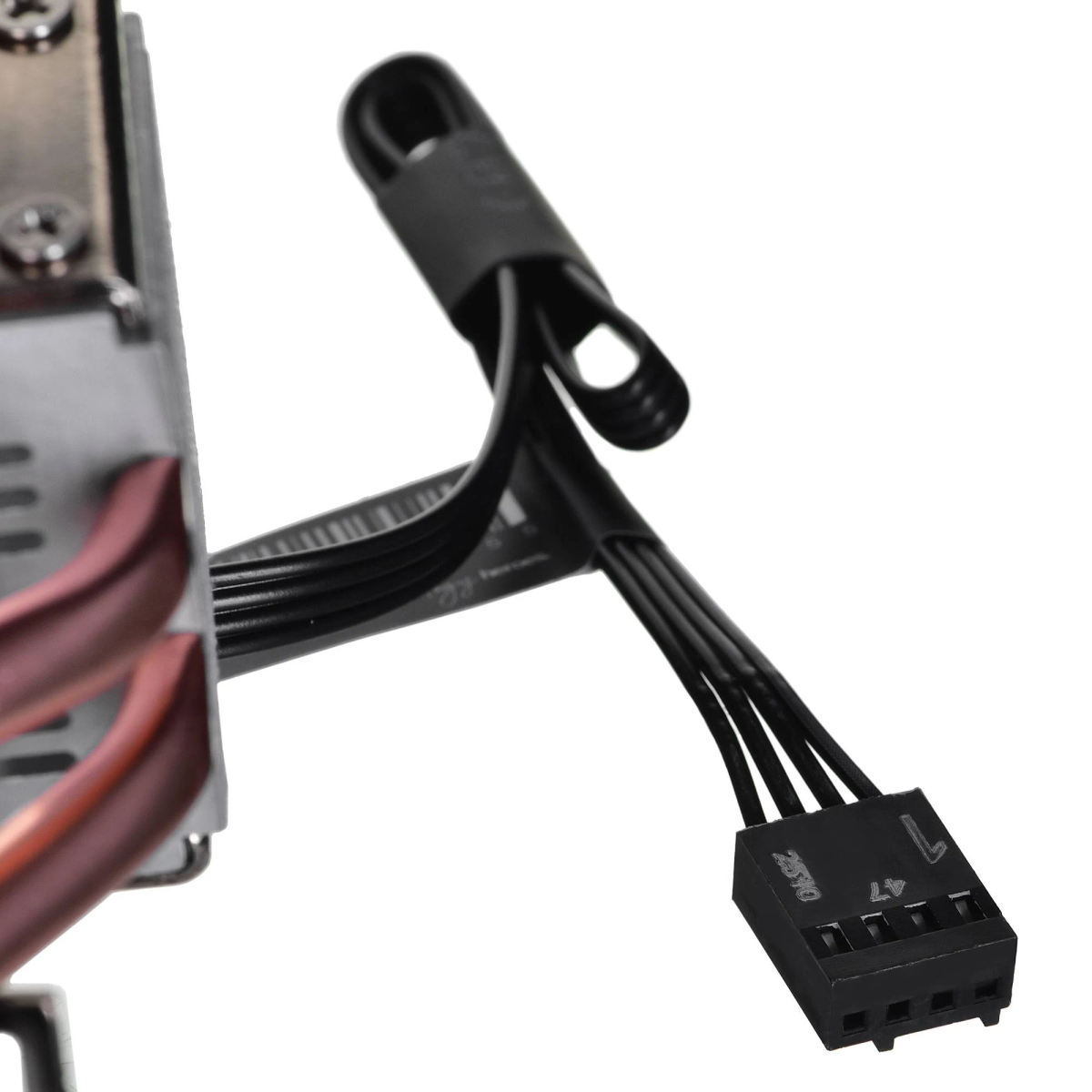 Zbliżenie czarnych kabli i złącza przymocowanego do metalowego elementu.