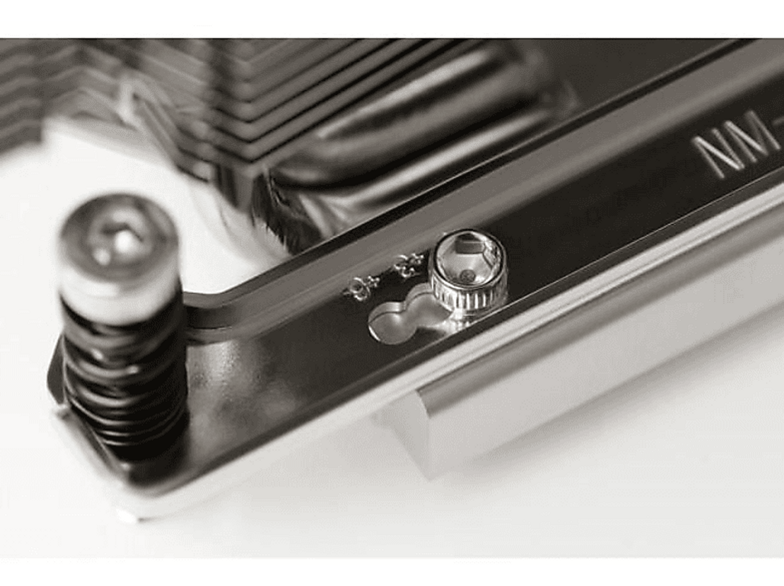 Zbliżenie metalowego elementu ze śrubami i detalami.