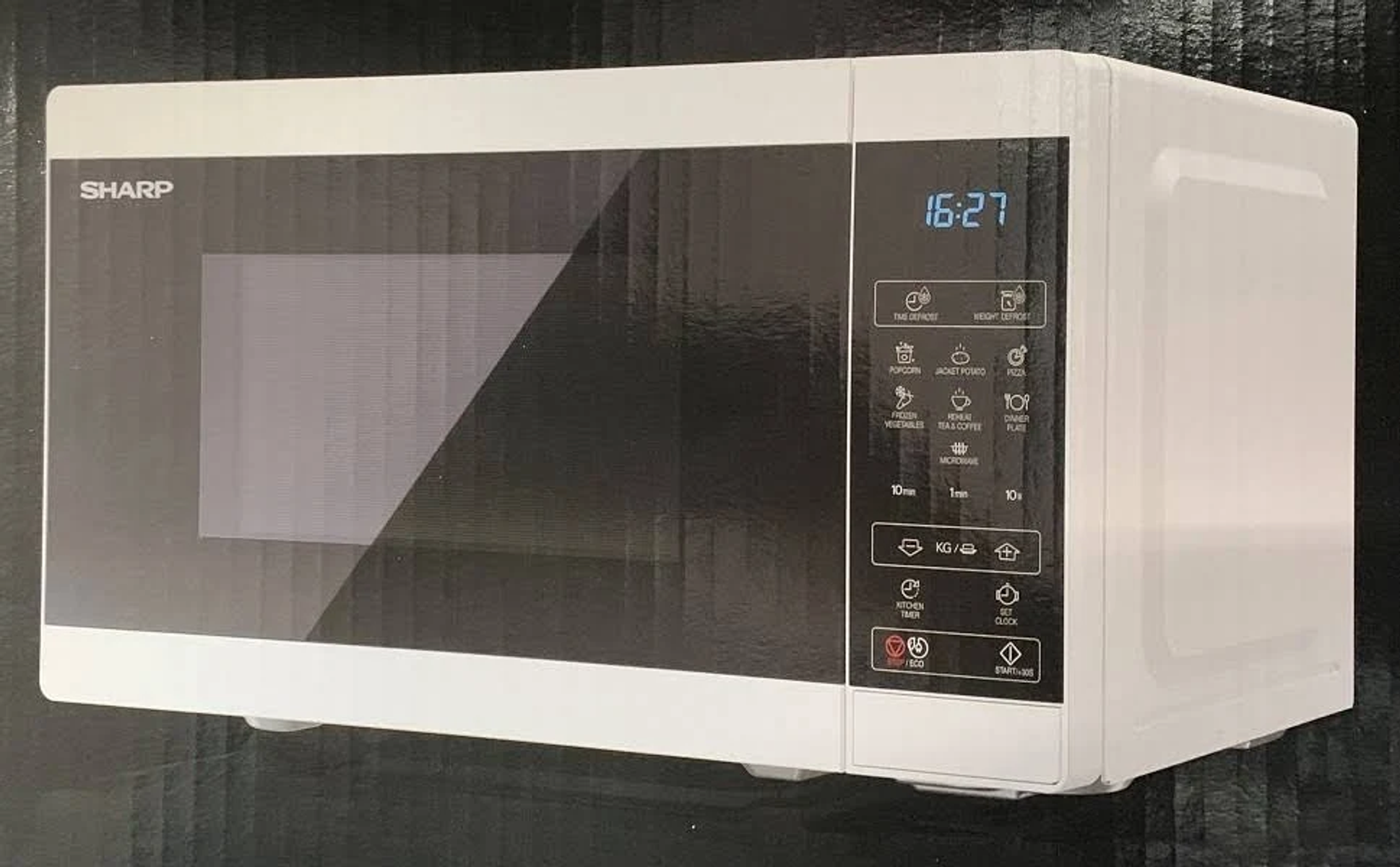 Biała kuchenka mikrofalowa Sharp z czarnymi drzwiami i wyświetlaczem cyfrowym.
