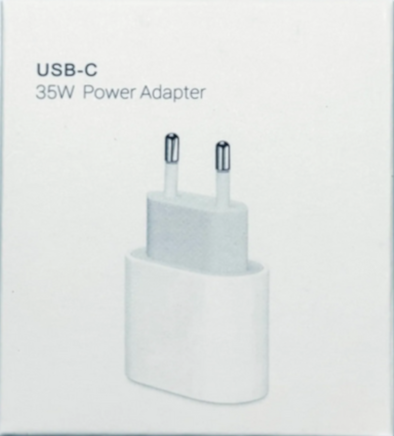Un adattatore di alimentazione USB-C da 35 W bianco nella sua confezione, con il testo USB-C e adattatore di alimentazione.