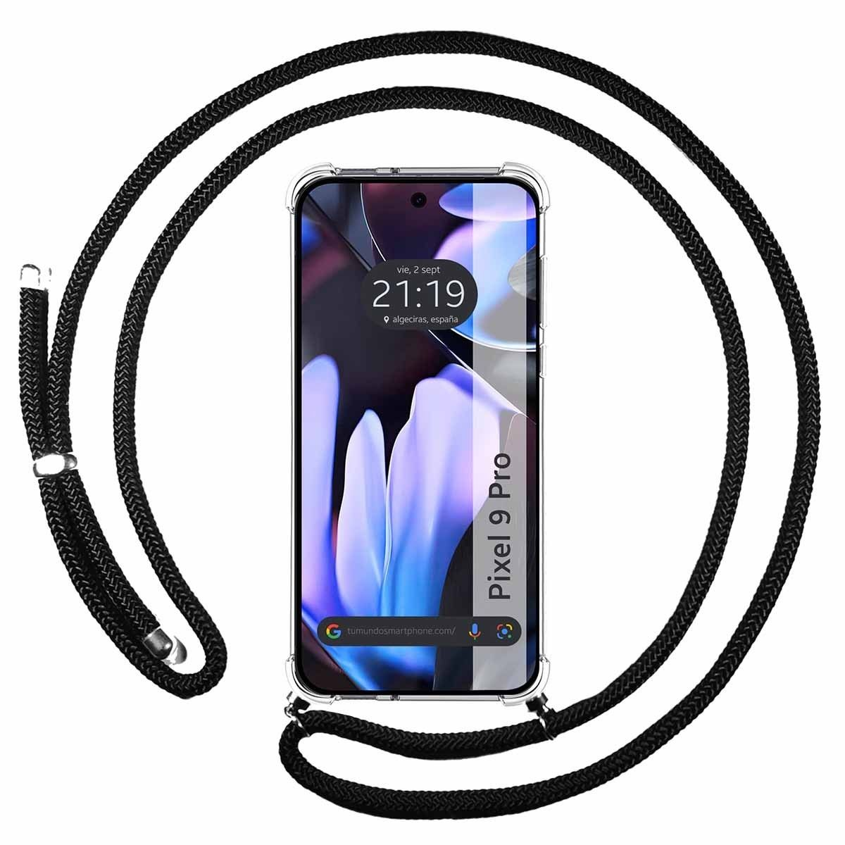 Telefono con schermo che mostra ora e posizione. È tenuto da un cordino nero. Telefono con custodia trasparente.