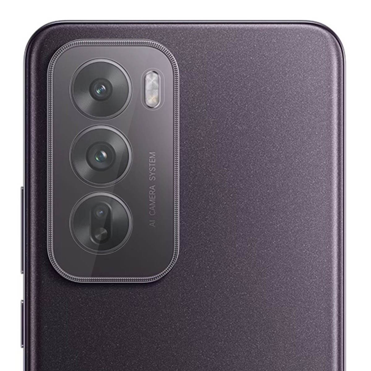 Primer plano del módulo de cámara de un teléfono con tres lentes y el texto "AI CAMERA SYSTEM".