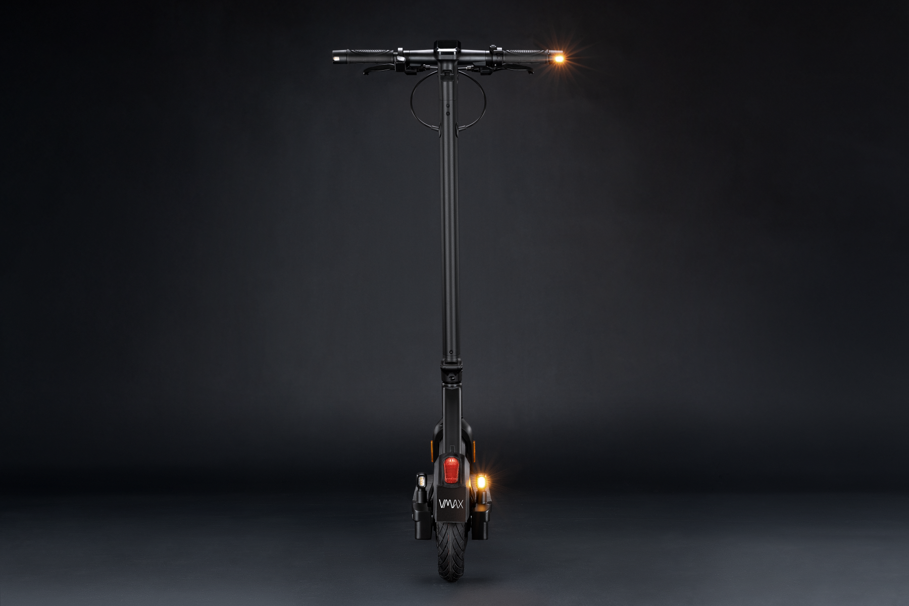 Schwarzer Elektroroller mit eingeschalteten Lichtern, vor dunklem grauem Hintergrund. Scheinwerfer und Rücklicht leuchten.
