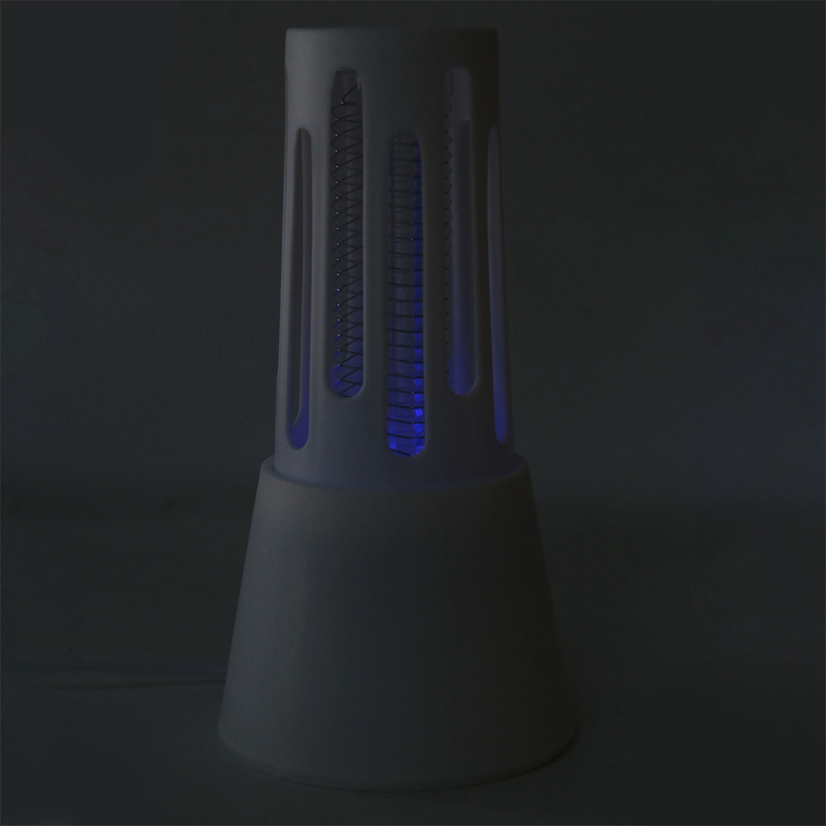 Weiße Mückenlampe mit blauem Licht an.