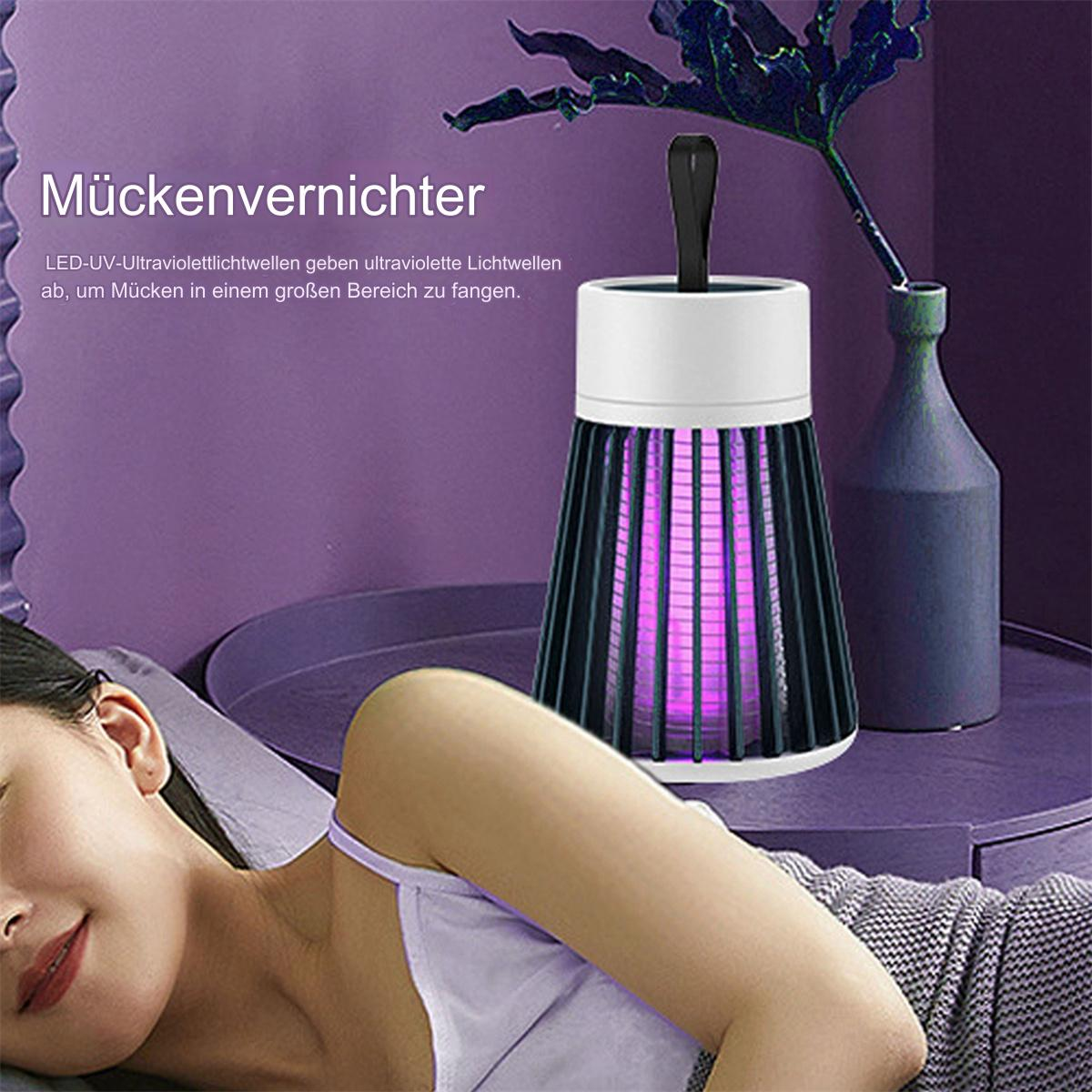 Eine Frau liegt auf einem Bett mit einem Mückenvernichter. Lila und weißes Farbschema.