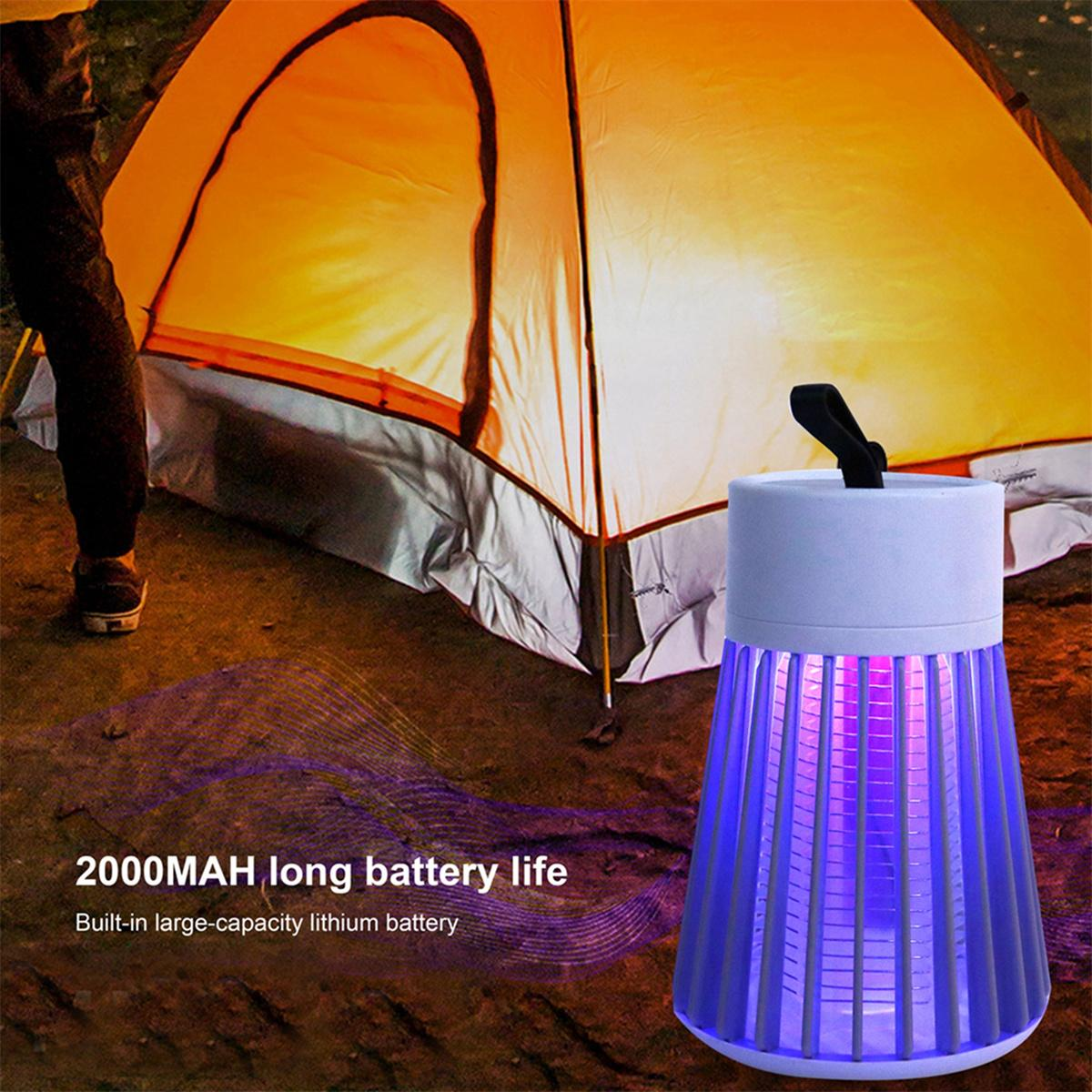 Ein Outdoor-Moskitokiller mit einem Zelt im Hintergrund. Text: 2000MAH lange Akkulaufzeit.