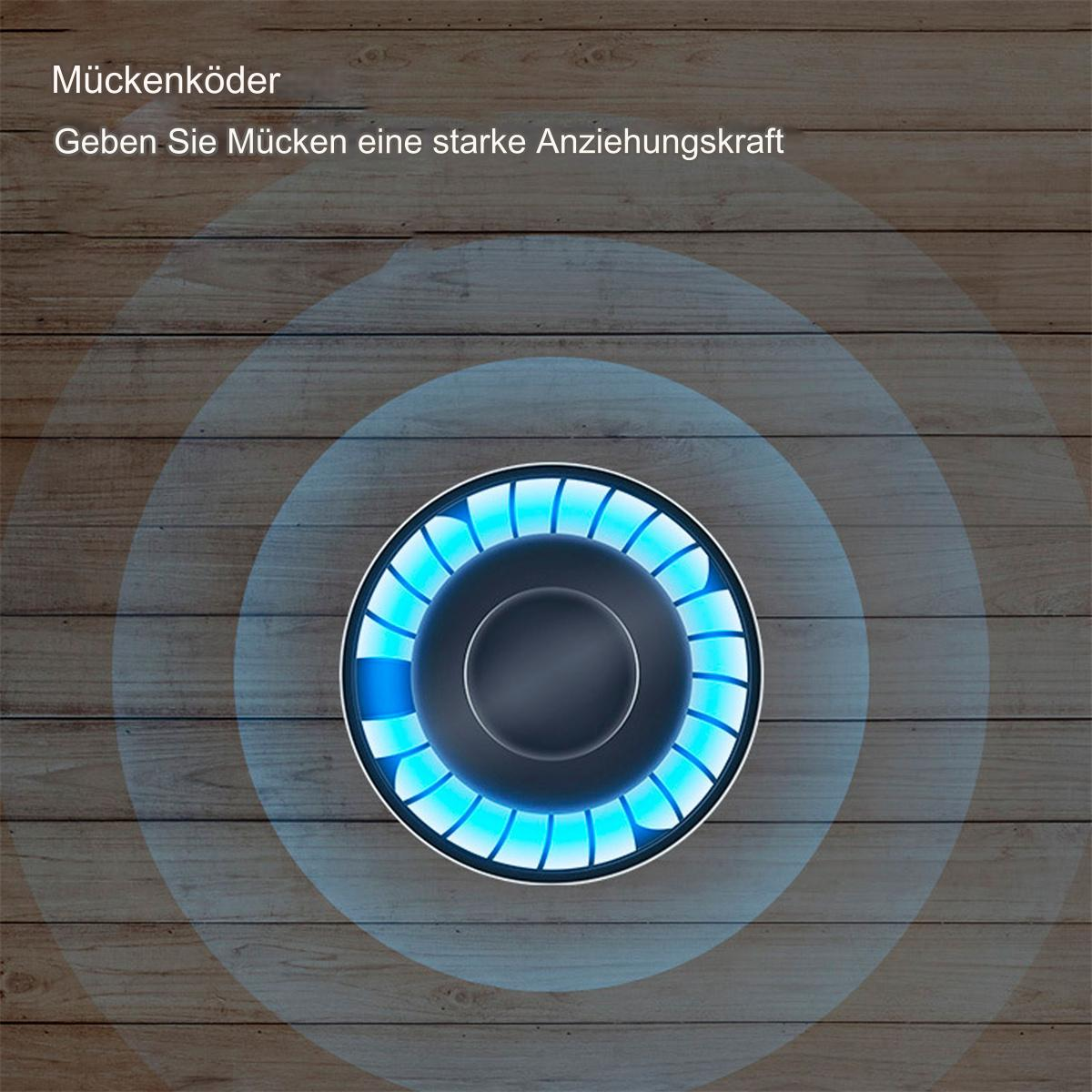 Ein rundes, blau leuchtendes Mückenfanggerät auf Holzoberfläche.