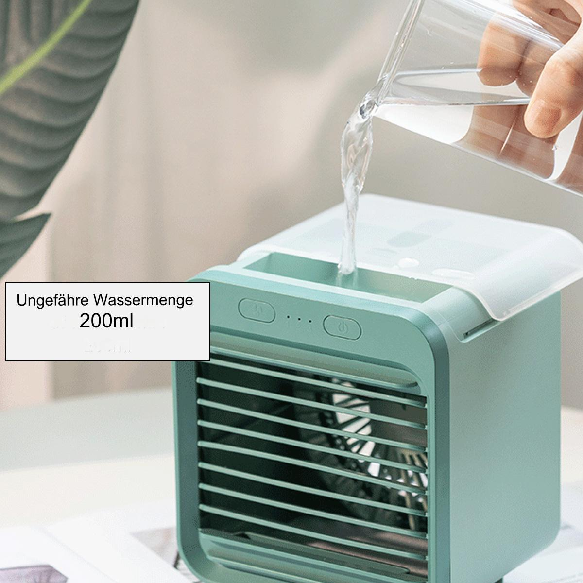 Ein kleiner grüner Luftkühler mit weißer Oberseite. Wasser wird in die Oberseite gegossen.