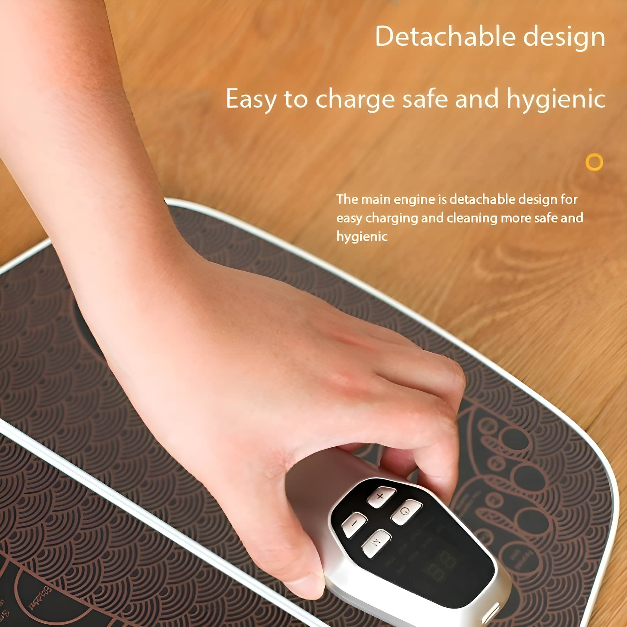 Hand benutzt Fernbedienung auf Vibrationsplatte mit Text: Abnehmbares Design.