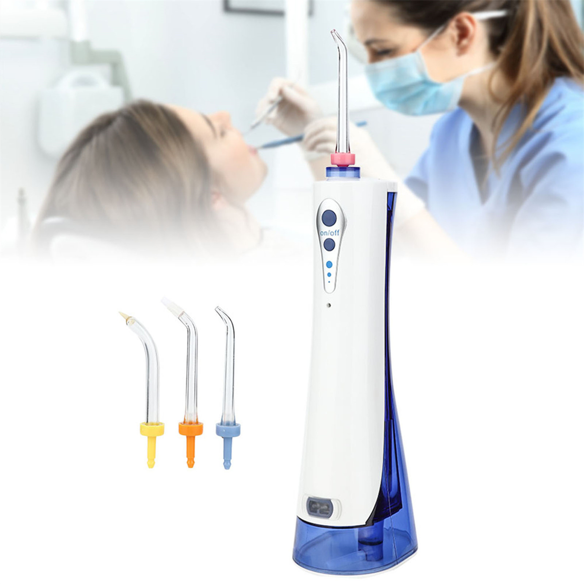 Zahnwasser-Flosser. Zahnarzt führt Verfahren durch. Drei Flosserköpfe sind sichtbar.