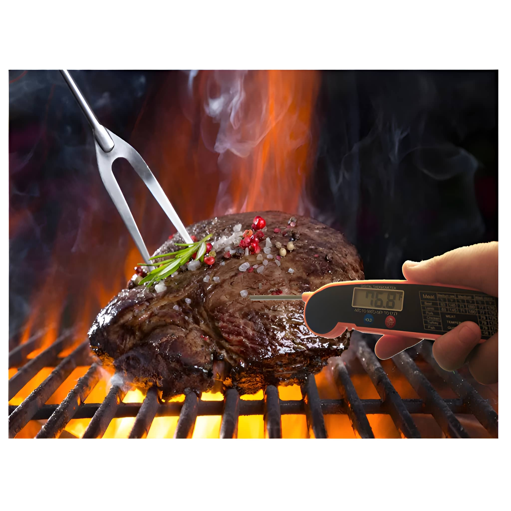 Steak auf einem Grill mit Flammen, einer Gabel und einem digitalen Thermometer mit 76,8.