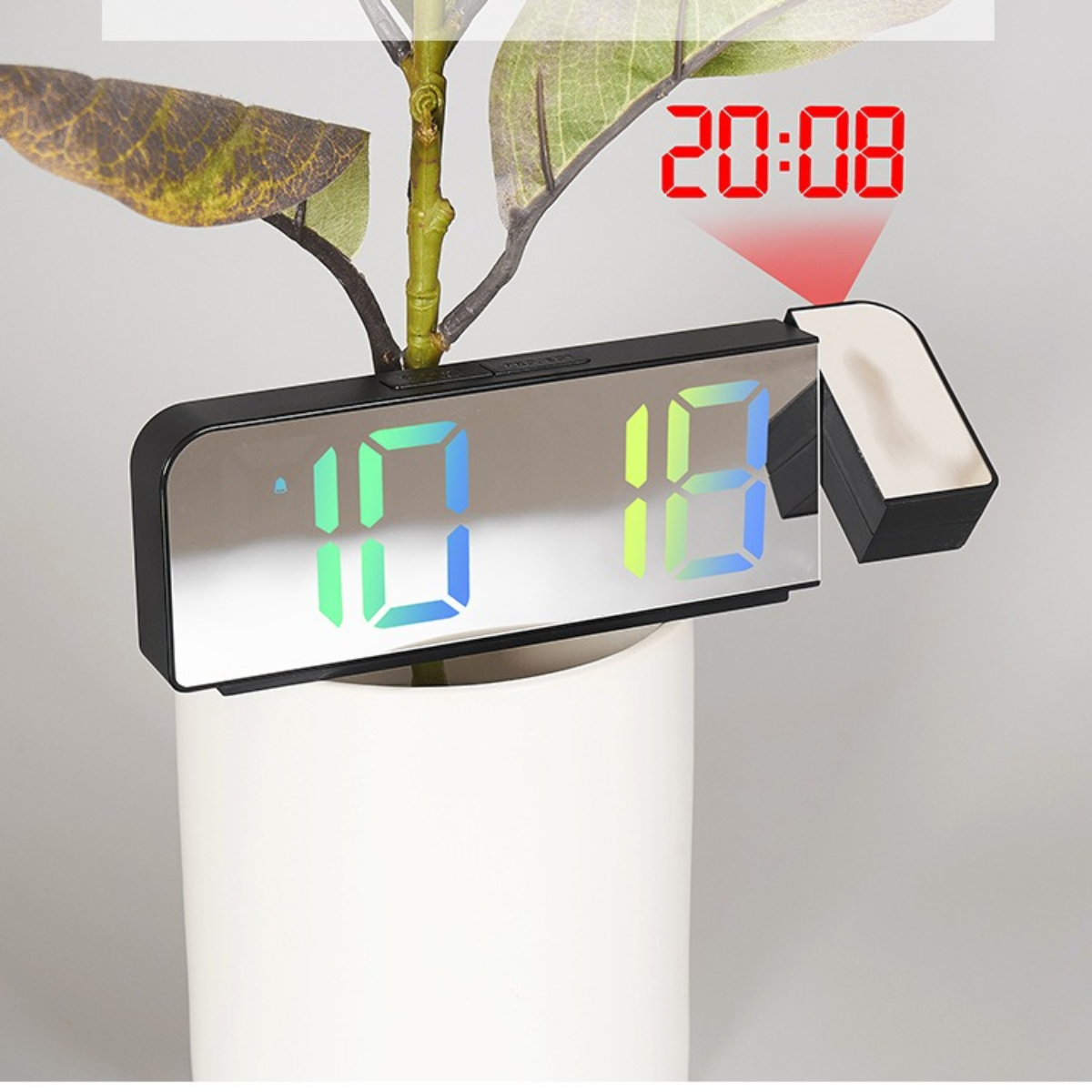 Digitaluhr mit Spiegelanzeige. Zeigt die Zeit 20:08 in Rot. Grüne und blaue Ziffern sind sichtbar.