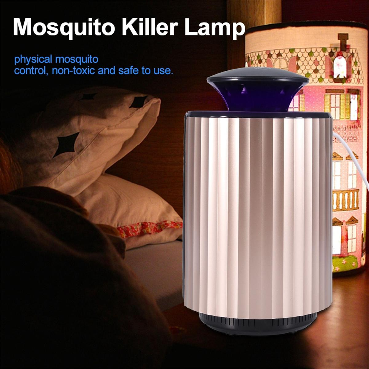 Eine Moskitokillerlampe auf einem Nachttisch. Text: Moskitokillerlampe. Der Hintergrund umfasst ein Bett und eine Lampe.