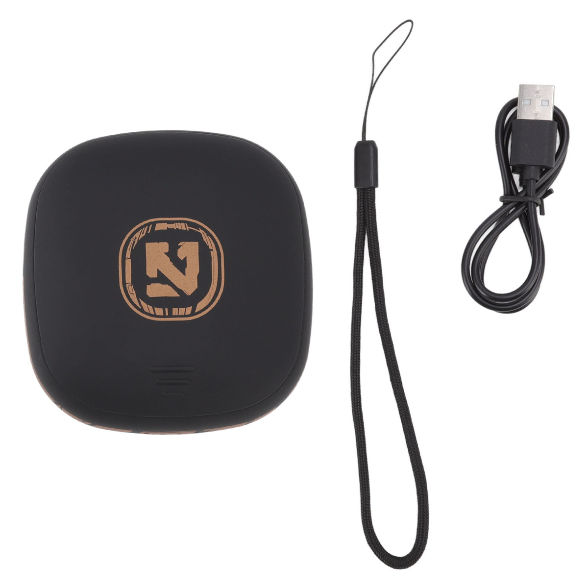 Schwarze Powerbank mit Logo, eine Handschlaufe und ein Ladekabel, alles auf weißem Hintergrund.