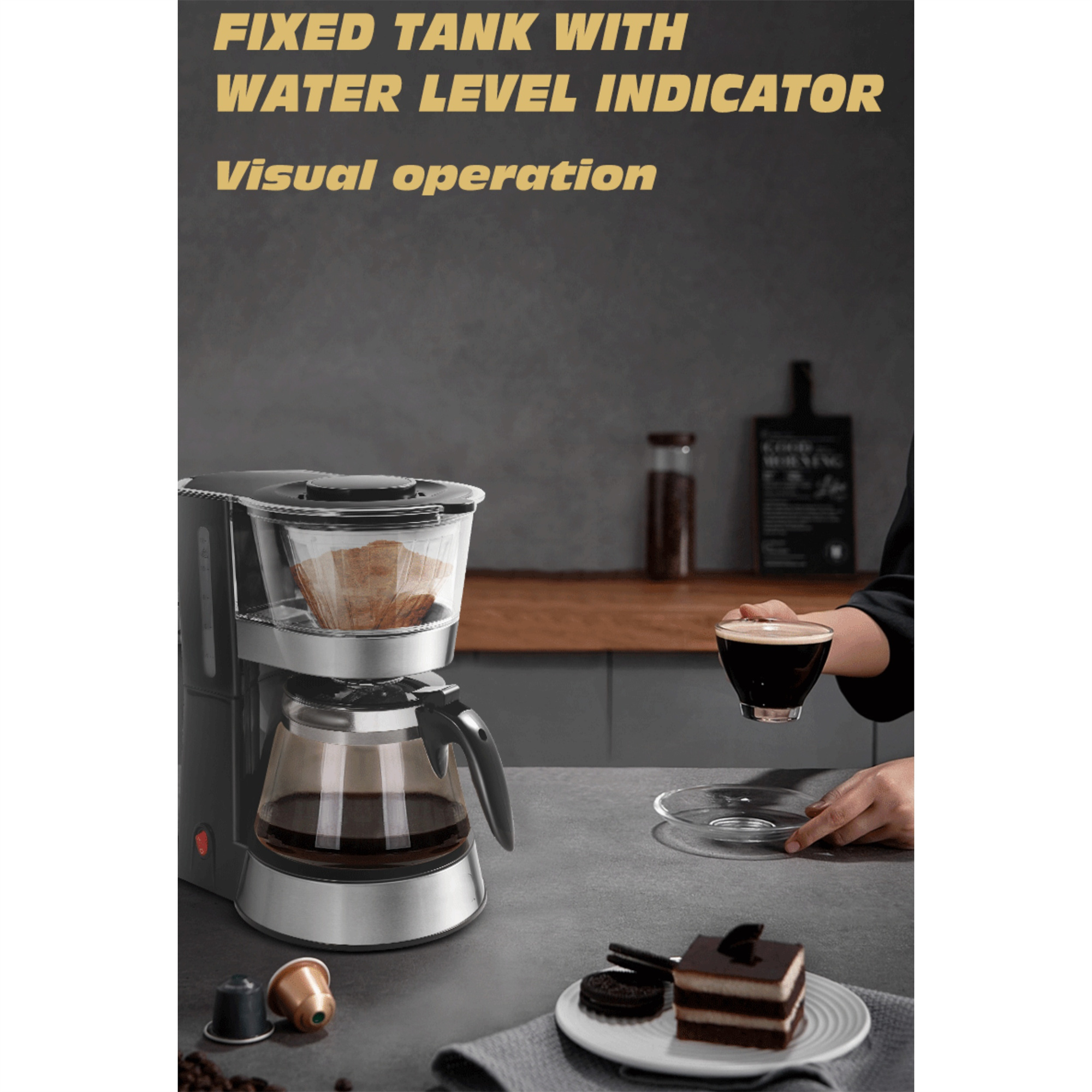 Eine schwarze Kaffeemaschine mit Glaskaraffe, Filter und einer Person, die Kaffee einschenkt.